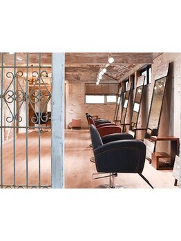 アンティークの雰囲気漂うプライベート空間で至福のひと時を―。周りを気にせずゆっくりお寛ぎください。