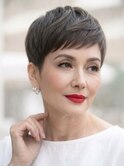 大人女性のための洗練ピクシーショート