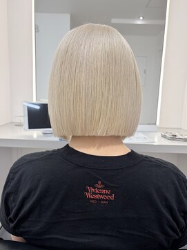 ゼロ 静岡(ZERO) ムラシャンで作るホワイトブロンド×切りっぱなしボブ