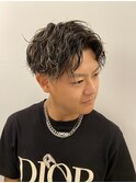 波巻きパーマ ハイライトカラー 刈り上げセンターパート