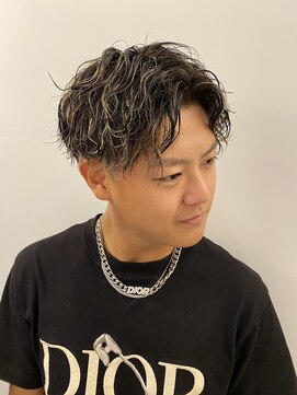 バチカ(BATICA) 波巻きパーマ ハイライトカラー 刈り上げセンターパート