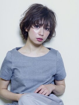 ラフな動きで魅せる大人のニュアンスショートボブ