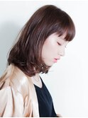 モードな切りっぱなし前髪がポイントのゆるいパーマスタイル。