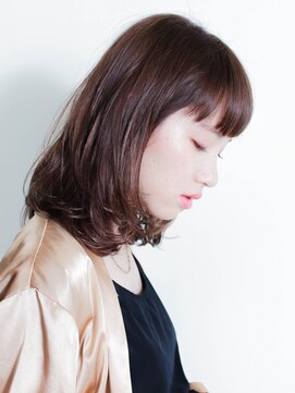メイクス 表参道(MAKE'S omotesando) モードな切りっぱなし前髪がポイントのゆるいパーマスタイル。