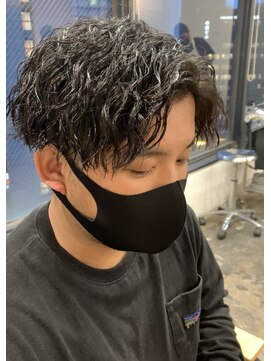 リヴ オオサカ(LIV OSAKA) ツイストスパイラルパーマ　センターパート　ツイスパ　ツイスト