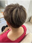 レディース白髪ぼかしハイライトメッシュショートスタイル