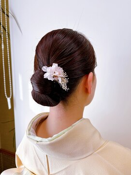 ヘアーボー ラーラ(hairbeau L'ala) タイト目シニヨン
