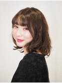 シースルーバングのフェミニンヘアー