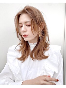 リコバイアフロート(riko by afloat) センターパート/くびれレイヤー/フォギーベージュ【riko荒木】