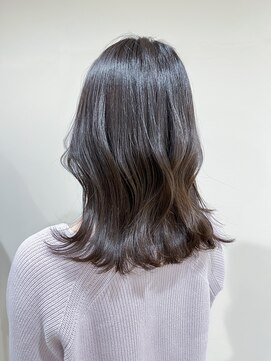 ブカブク(BUKA BUKU) ミディアムレングス　ダークトーンアッシュグレー