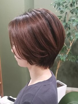 リリス(l'iris) 大人可愛いショートボブピンクブラウンブリーチなしルーツカラー