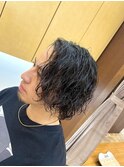 大人の波巻きスパイラルパーマミディアムロングメンズカットヘア
