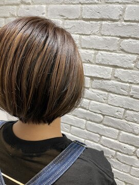 リビング(LiVing) 立体感ハイライトで大人ショートボブ