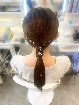 アトリエビューティーアミュ(atelier beauty AmU) 結婚式 列席 お呼ばれ タイトローポニー×銀箔