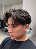 大人の抜け感を演出する、今トレンドのフェザーパーマ