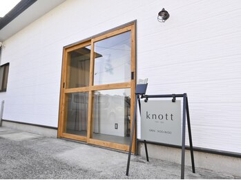 ノット(knott)の写真/年齢とともに変化する髪に、必要な栄養を丁寧に補給。触れたくなる“うるツヤ髪”へ導きます。