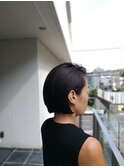 タイトにまとめた耳掛け大人ボブ