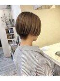 ハイトーンミルクティーベージュハンサムショート刈り上げ女子