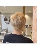 スパイキーショートホワイトブロンド