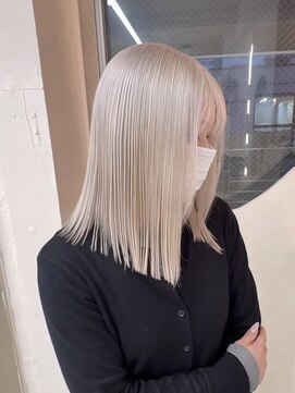 サロウィン 高崎(SALOWIN) ホワイトブロンド