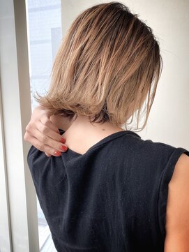 ヨロヘアー(YOLO hair) ハイライトで作る根元暗めの グラデーションハイトーンカラー♪