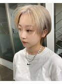 ホワイトカラーのハンサムショート