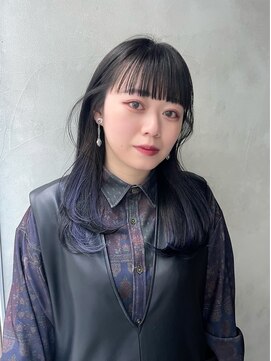 ニーィ バイ カータ(Niii by CARTA) ブルーバイオレットインナーでモードなロングスタイル