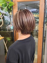 ミチ(mich) 白髪ぼかしハイライトとショートボブ