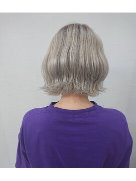 エイムヘアメイク 舟入店 ホワイトアッシュ×切りっぱなしボブ