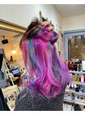 ロングヘアにピンク、ネイビー、パープルのインナーカラーです。