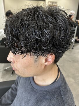 ヒュイル バイ ニアウ(Hwyl by Niau) メンズマッシュセンターパートスパイラルパーマニュアンスパーマ