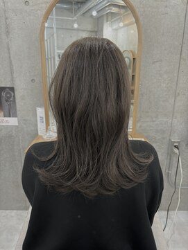 スリーセブントウキョウ(37-Tokyo) カーキグレー外ハネセミロング