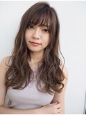 フォギーベージュで触れたくなる高質感 透け感ロング