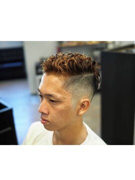 リヴ ヘアワークス(LiVE HAIR WORKS) スキンフェード+パーマ+カラー