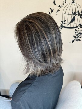 フラワー ナガハマ(Flower Nagahama) 白髪ぼかしハイライト×レイヤーボブ