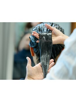 髪のお悩みは人それぞれ…。こだわりのトリートメントで、髪の状態を見極めて最適な施術をご提案！