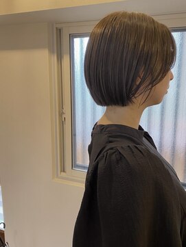 ニード(need) グレージュショートボブ