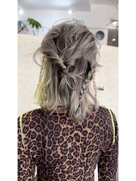 ジェクイン(dekujin) アッシュベージュイヤーリングカラーイエロー