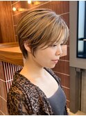 ショートボブとも相性の良いダブルカラーのベージュカラー