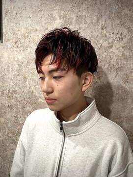 キタセンジュバーバー バイ ティーズ(KITASENJU BARBER by T's) アップバング束感ショート　赤メッシュハイライト