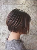 大人シルエット前下がりボブ