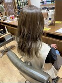 オリーブベージュ