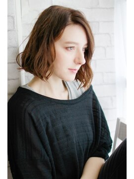 アダ(ADA) 華やかさをひきだすボルドーカラー×ウェーブスタイル