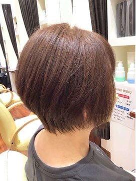美容室ヒラトヤ 都南店 奥行きショートハンサムショートチョコレートベージュ白髪ぼかし