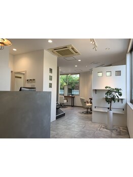 落ち着いた空間でゆったりとした時間を…。居心地の良い空間で、髪も心も癒されるひとときを♪