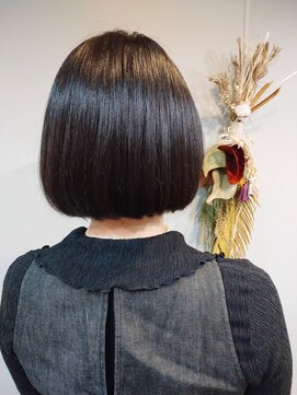 ウィーク 梅田(UiiC) 大人な艶感まとまるコンパクトボブ【uiicumeda sachi】