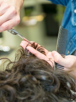 ヘアメイク フォースの写真/スタイルの基本“カット”にバツグンの支持!!ドライカットメインなのでご自宅でのお手入れも楽々♪