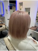 切りっぱなしボブ×ハイトーンカラー ピンクベージュ