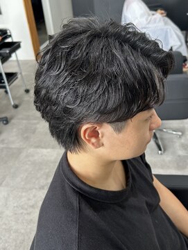 ヒュイル バイ ニアウ(Hwyl by Niau) メンズカットパーマフェザーパーマセンターパートミニウルフ