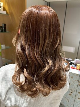 ナチュラル ヘアーデザイニング(Natural hair designing) キャラメルブラウン/立体感カラー/細めハイライト/くびれ巻き
